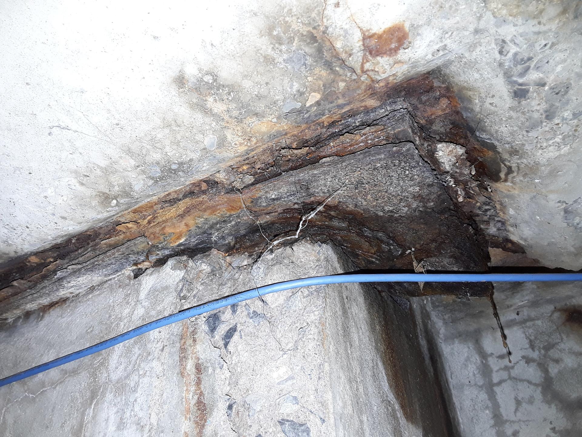 Complete Corrosion of Steel Bearing of Precast Beam (1).jpg